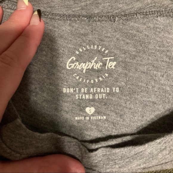 Hollister 🌑Grey Embroidered Flower Tee S - Picture 5 of 6